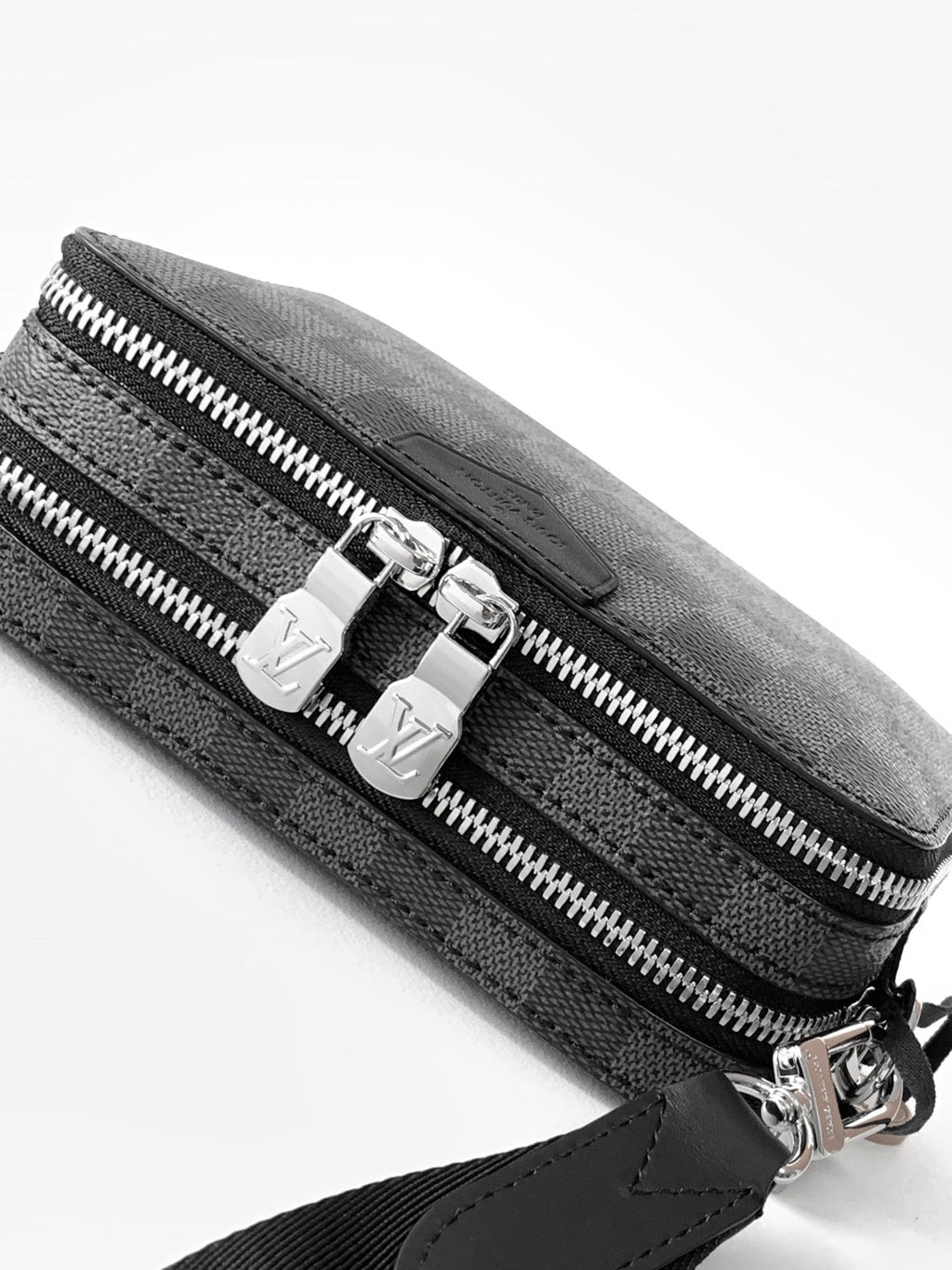 LV Alpha Wearable Wallet Black Damier Graphite 268784