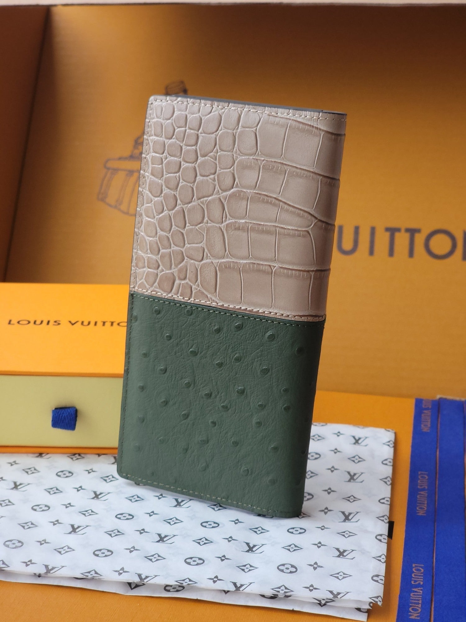 LV M84668 Brazza Wallet Multicolor Alligator Ostrich Calfskin