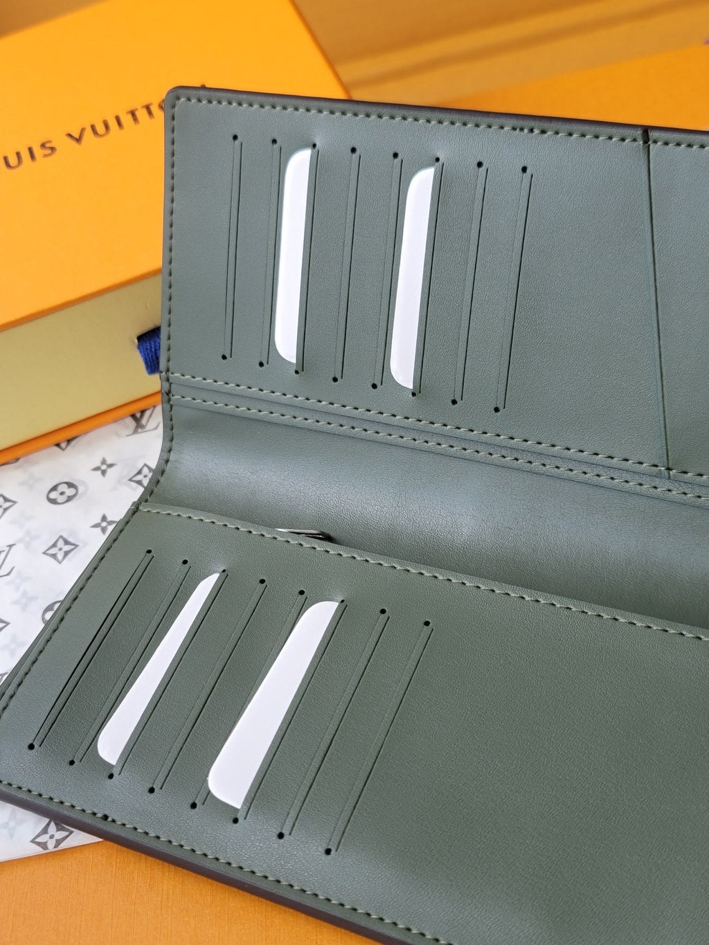LV M84668 Brazza Wallet Multicolor Alligator Ostrich Calfskin