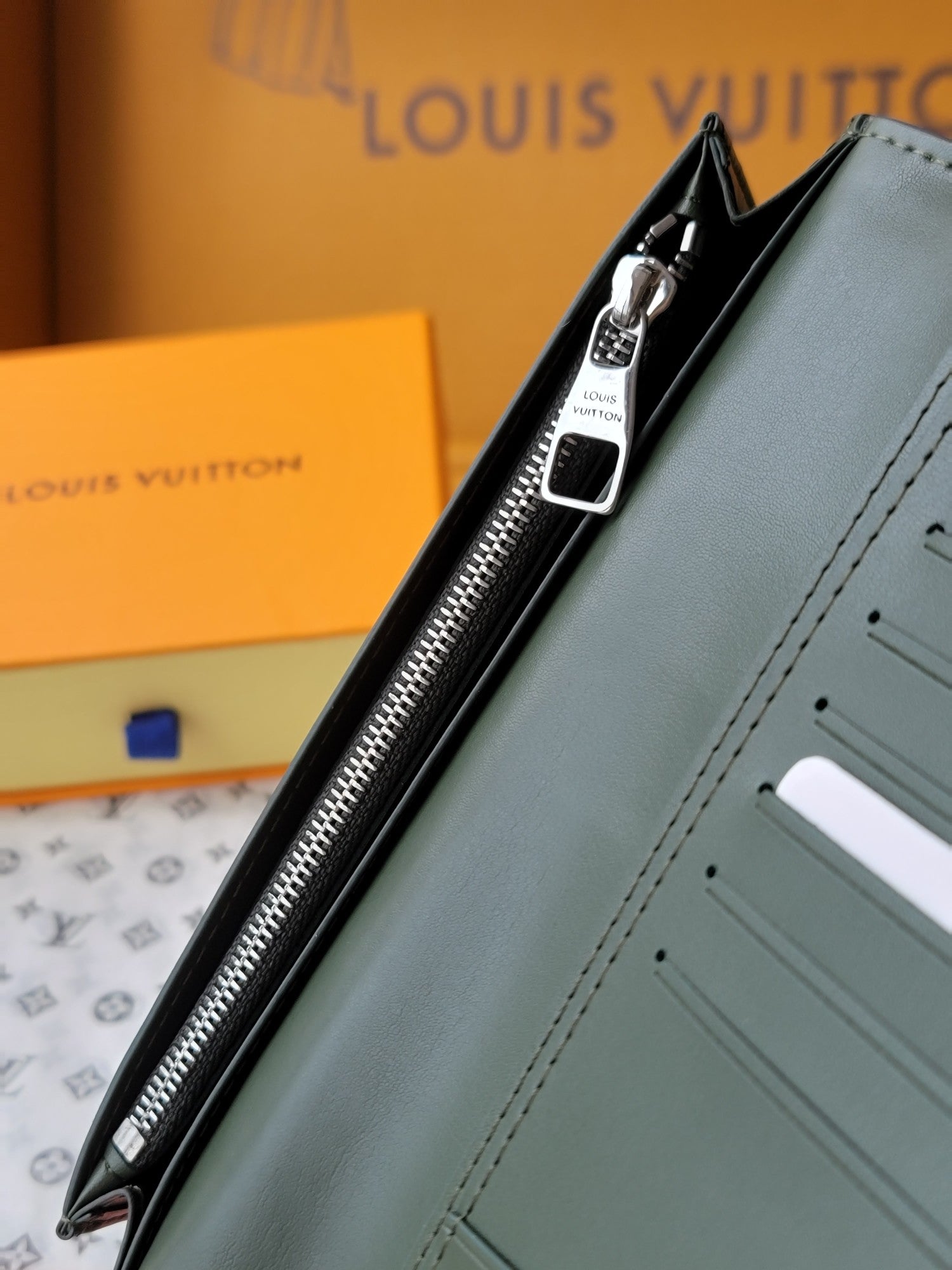 LV M84668 Brazza Wallet Multicolor Alligator Ostrich Calfskin
