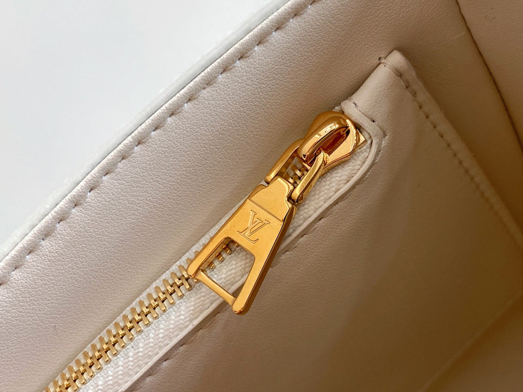 Twist MM Slim 23cm Cream Calfskin