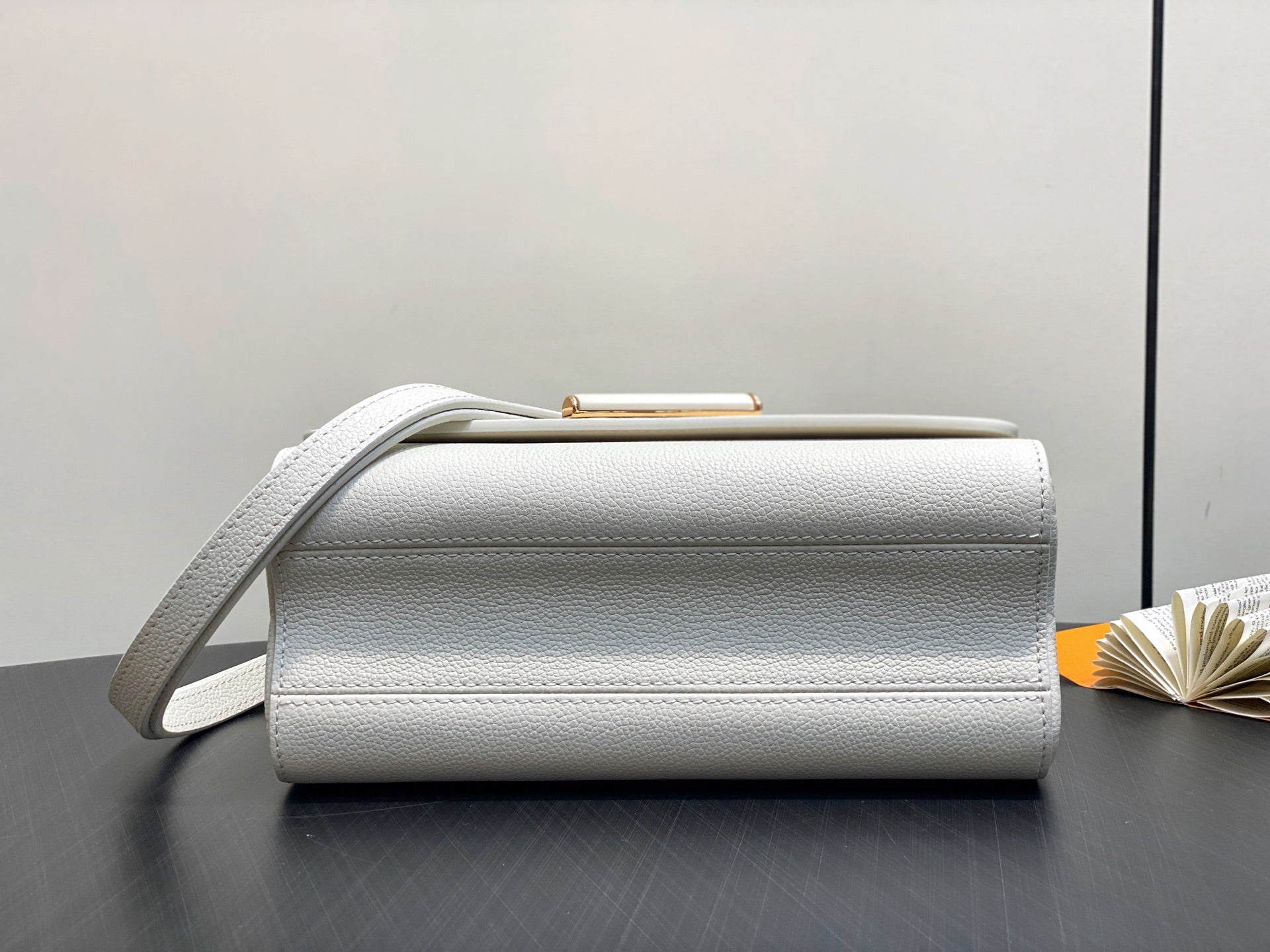Twist MM Slim 23cm Cream Calfskin
