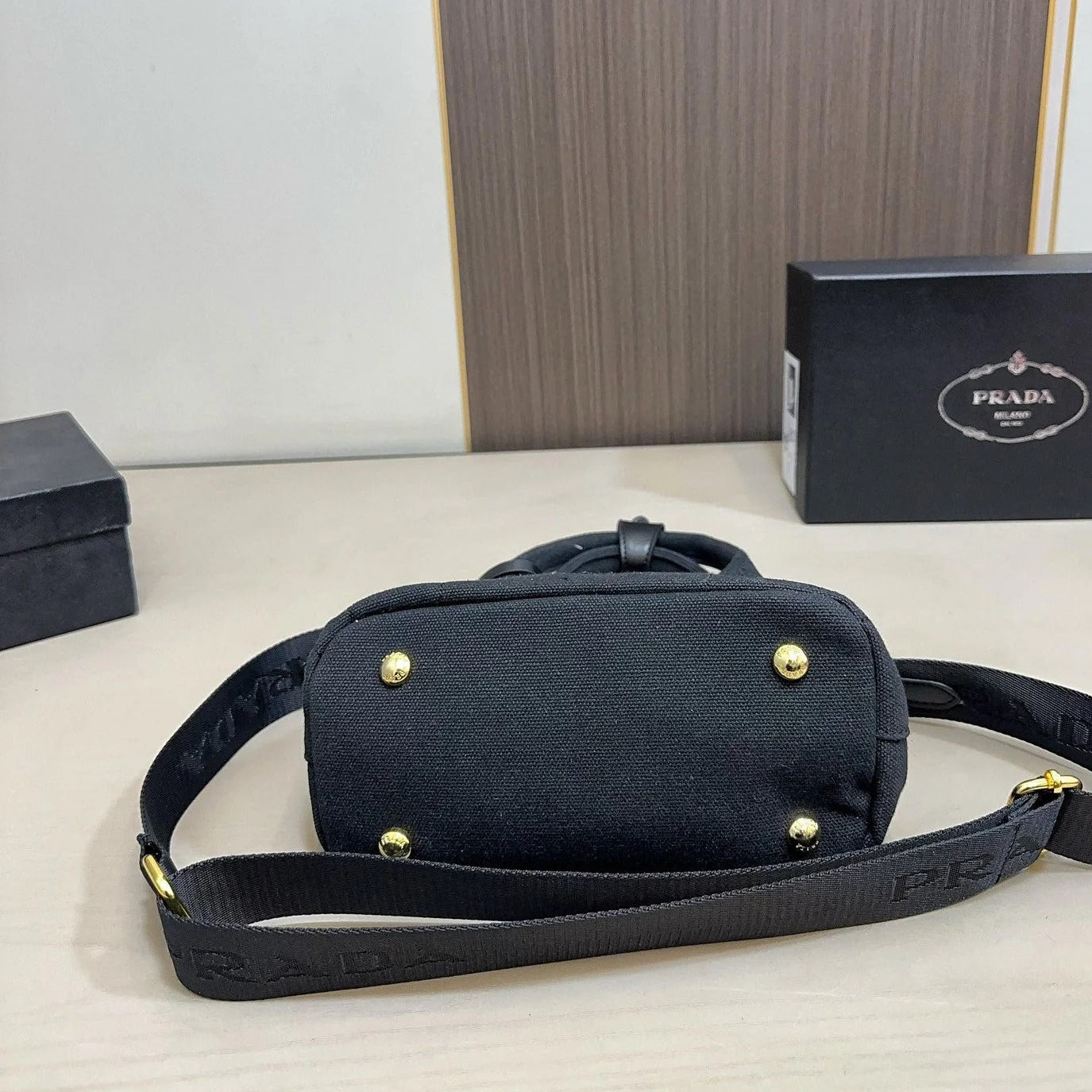 EMBOSSED LOGO TOTE BAG 30 IN BLACK FABIC